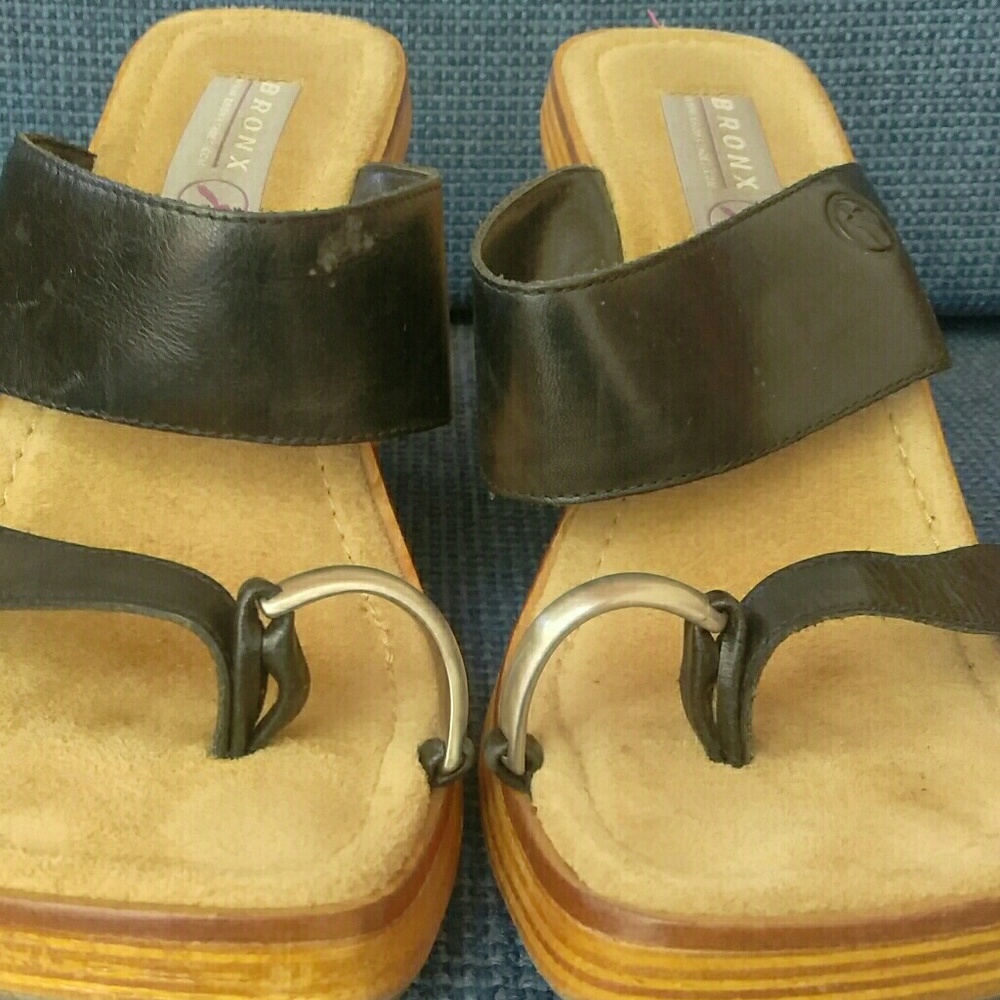 Thong style Wedge